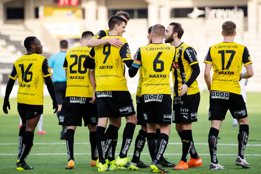 Häckens Alexander Jeremejeff  jublar med lagkamrater