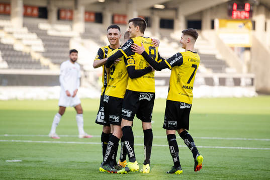 Häckens Alexander Jeremejeff  jublar med lagkamrater
