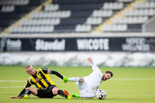Häckens Alexander Faltsetas fäller Dalkurds Haron Ahmed