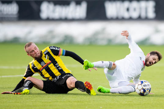 Häckens Alexander Faltsetas fäller Dalkurds Haron Ahmed