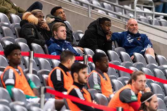 Djurgårdens Joel Asoro på läktaren