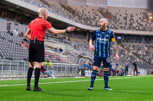Domare Adam Ladebäck diskuterar med Djurgårdens Magnus