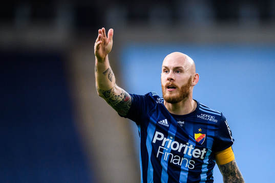 Djurgårdens Magnus Eriksson reagerar på ett domslut
