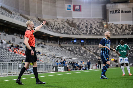 Domare Adam Ladebäck godkänner Djurgårdens 1-0 mål
