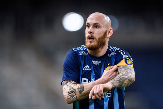 Djurgårdens Magnus Eriksson rättar till sin kaptensbindel