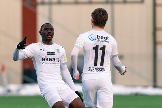 Helsingborgs Ravy Tsouka-Dozi jublar med målskytten till