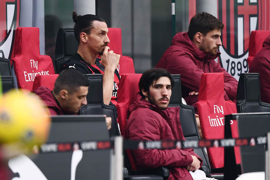 Milans Zlatan Ibrahimovic på bänken