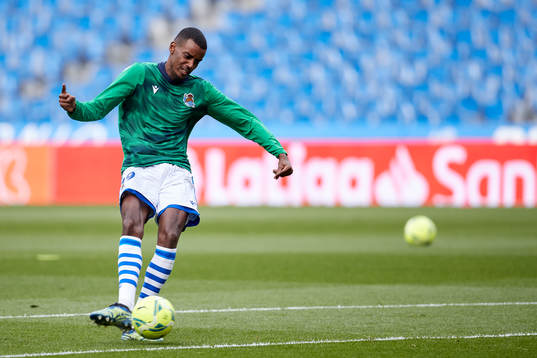 Alexander Isak of Real Sociedad warm up