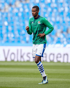 Alexander Isak of Real Sociedad warm up