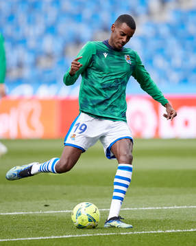 Alexander Isak of Real Sociedad warm up
