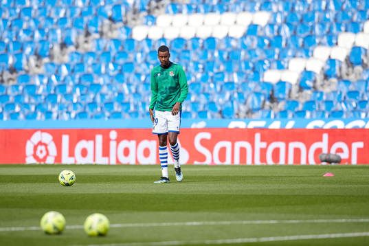 Alexander Isak of Real Sociedad warm up