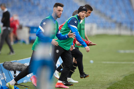 John Guidetti of Deportivo Alaves warm up