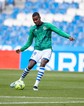 Alexander Isak of Real Sociedad warm up