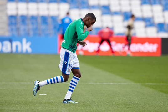 Alexander Isak of Real Sociedad warm up