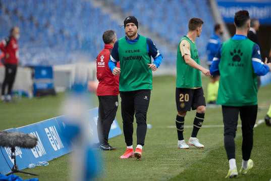 John Guidetti of Deportivo Alaves warm up