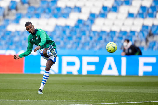 Alexander Isak of Real Sociedad warm up