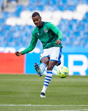 Alexander Isak of Real Sociedad warm up