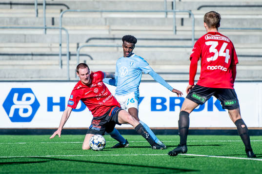 Malmö FFs Mubaarak Nuh mot Trelleborgs Anton Tideman och