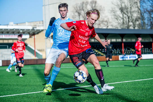 Malmö FFs Noah Eile mot Trelleborgs Simon Gottfridén