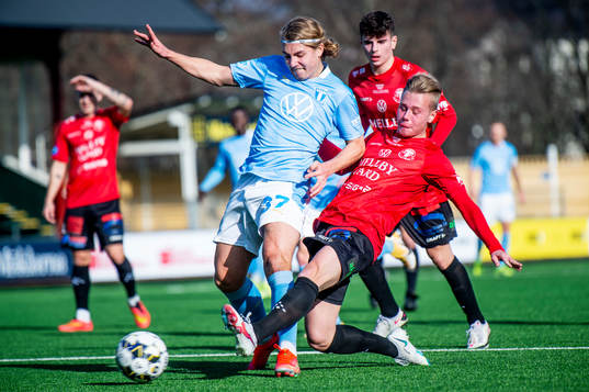 Malmö FFs Sebastian Nanasi mot Trelleborgs Noah Tillberg