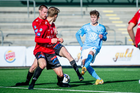 Malmö FFs Hugo Bolin mot Trelleborgs Anton Tideman och