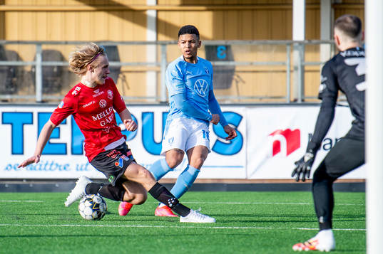 Malmö FFs Romain Gall mot Trelleborgs Simon Gottfridén