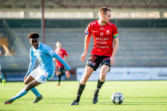 Trelleborgs Anton Tideman mot Malmö FFs Mubaarak Nuh