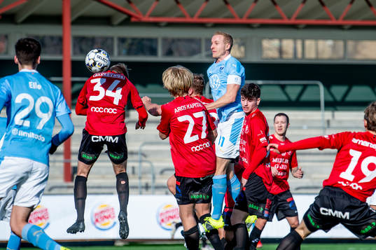 Malmö FFs Franz Brorsson nickar bollen