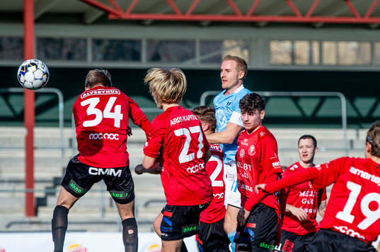 Malmö FFs Franz Brorsson nickar bollen