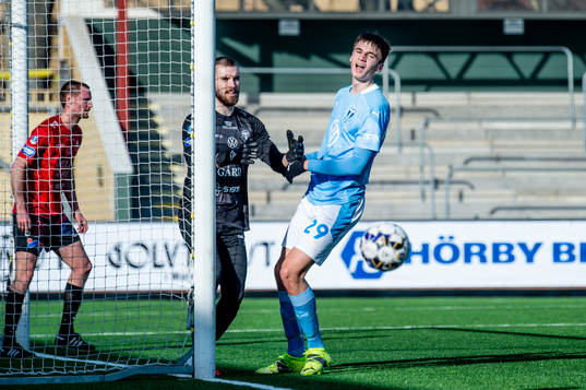 Trelleborgs målvakt Merlin Nuhanovic mot Malmö FFs Noah