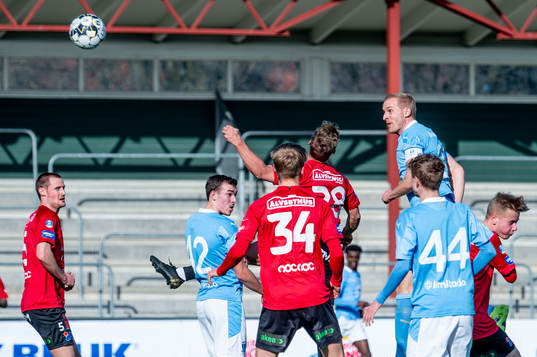 Malmö FFs Franz Brorsson nickar bollen