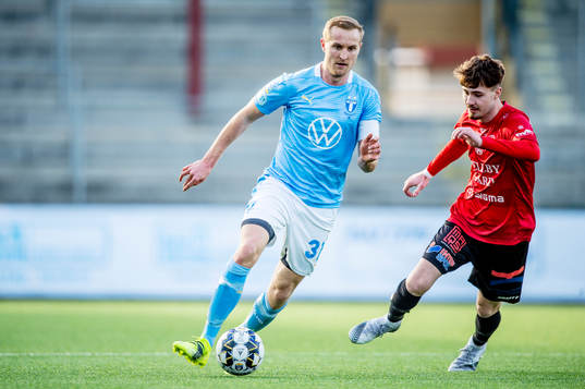 Malmö FFs Franz Brorsson mot Trelleborgs Inas Suljic