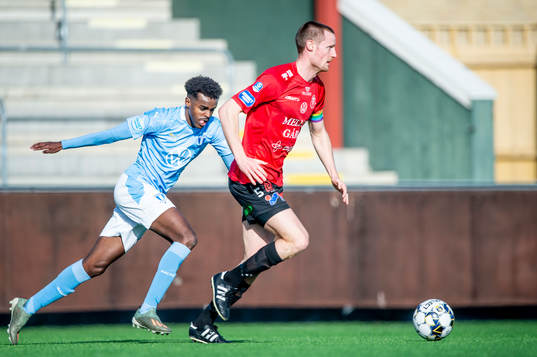 Trelleborgs Anton Tideman mot Malmö FFs Mubaarak Nuh