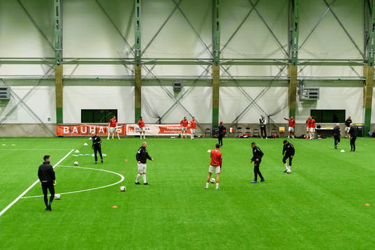 Degerfors spelare värmer upp