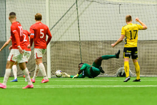 Degerfors målvakt Ismael Diawara räddar skott