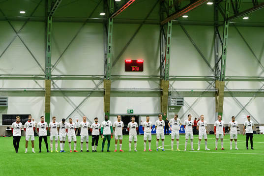 Degerfors spelare ställer upp iförda tröjor med texten