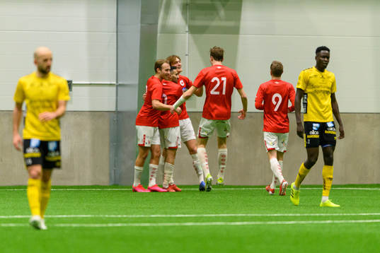 Degerfors Sargon Abraham jublar med lagkamrater