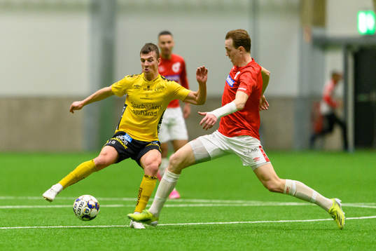 Elfsborgs Simon Olsson och Degerfors Adam Carlén