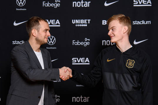 s sportchef Henrik Jurelius med Lucas Forsberg som