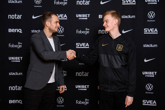 s sportchef Henrik Jurelius med Lucas Forsberg som