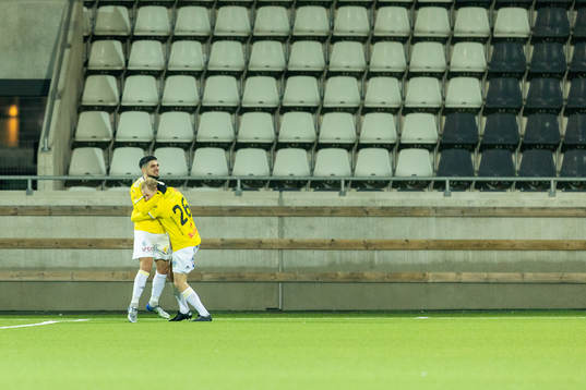 Falkenbergs Adam Bergmark Wiberg och Mahmut Özen jublar