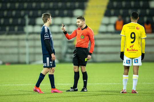Utsiktens Lucas Hedlund pratar med Domare Joakim Östling