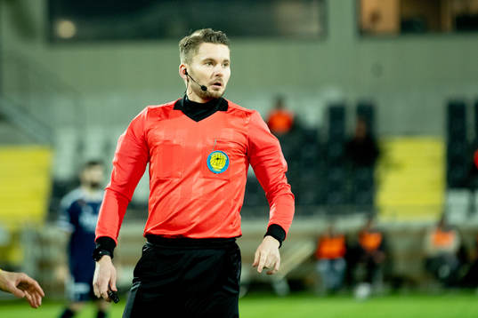 Domare Joakim Östling delar ut gult kort