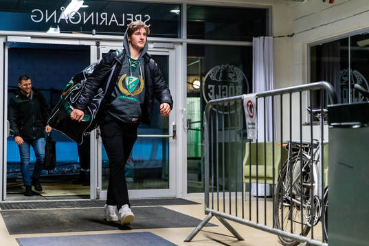 Färjestads Oskar Bäck anländer