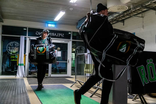 Spelare från Färjestads anländer