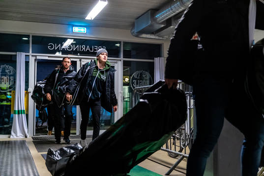 Färjestads spelare anländer