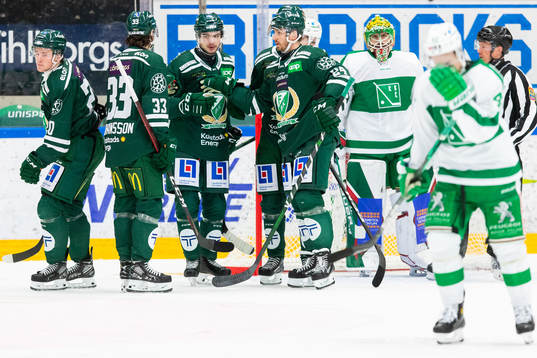 Färjestads Jakob Forsbacka Karlsson jublar med lagkamrater