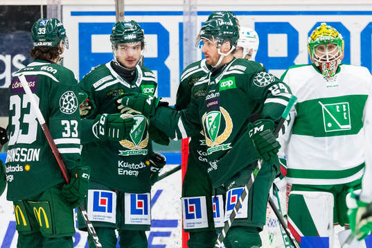 Färjestads Jakob Forsbacka Karlsson jublar med lagkamrater