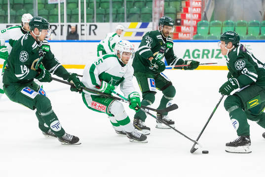Rögles Simon Ryfors i kamp om pucken med Färjestads