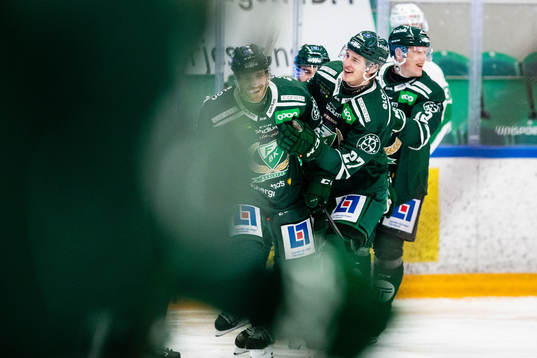 Färjestads Pontus Widerström jublar med lagkamrater